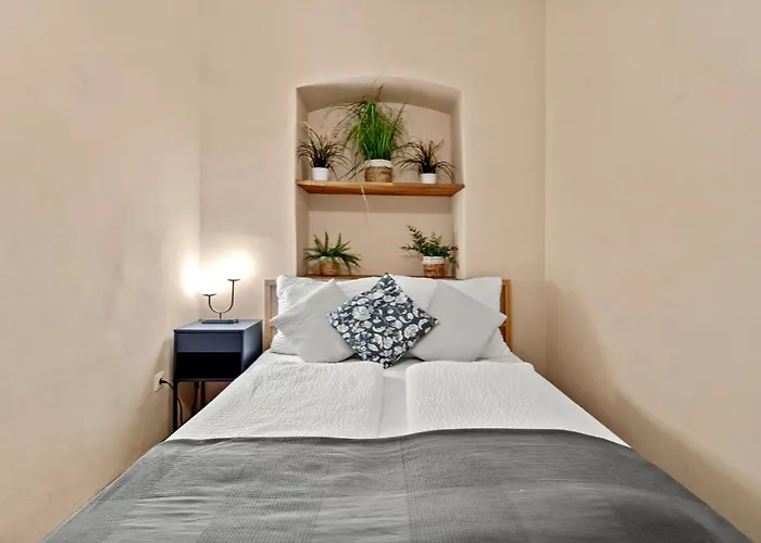 Spacious 2 Bedroom I 2 Minutes To Metro And Train Station *