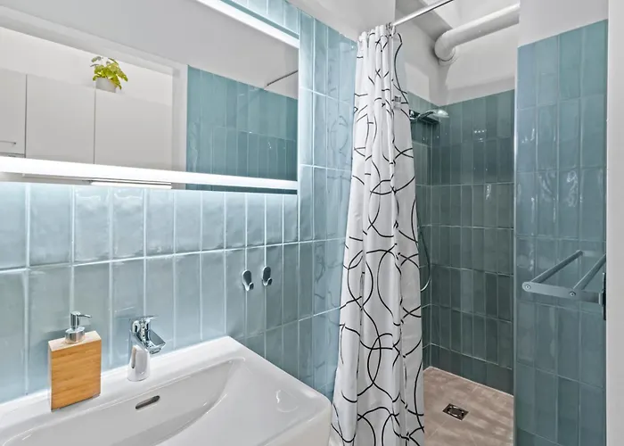 Spacious 2 Bedroom I 2 Minutes To Metro And Train Station