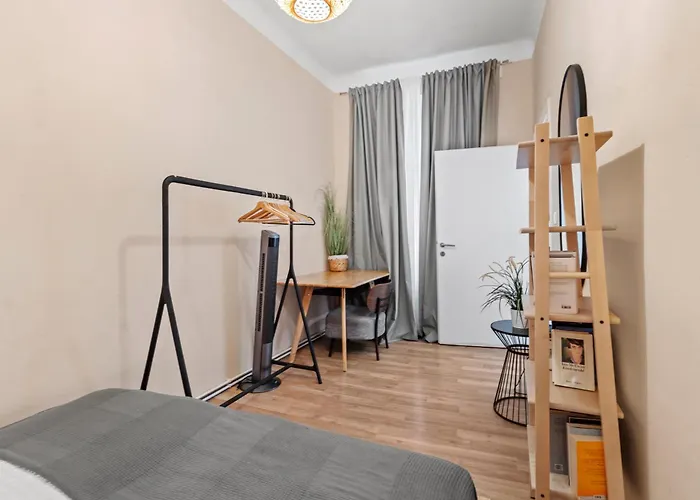Spacious 2 Bedroom I 2 Minutes To Metro And Train Station Apartment