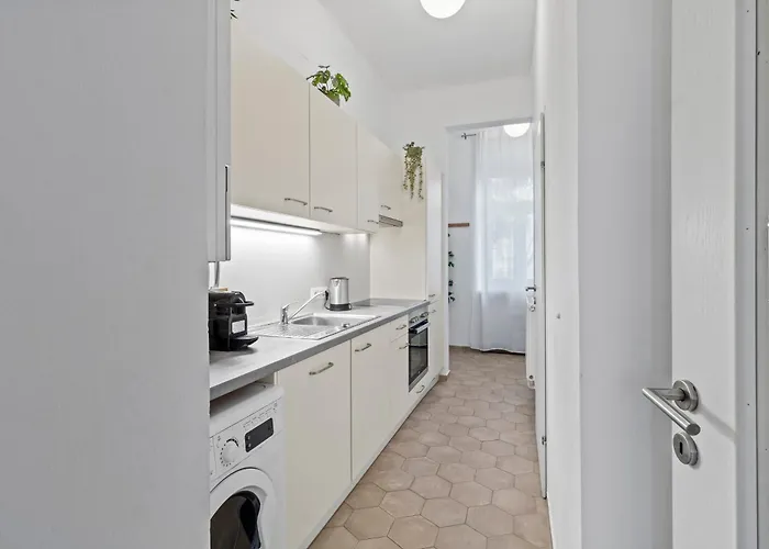Apartment Spacious 2 Bedroom I 2 Minutes To Metro And Train Station