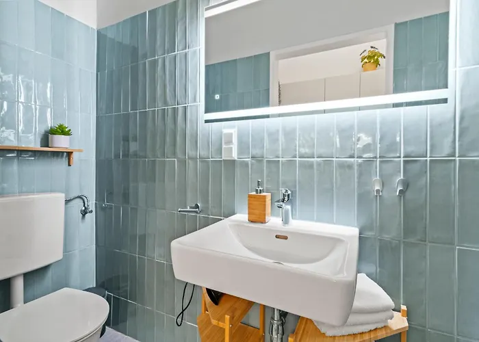 Spacious 2 Bedroom I 2 Minutes To Metro And Train Station Apartment *