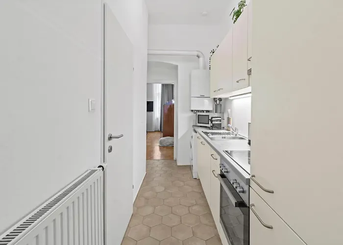 Spacious 2 Bedroom I 2 Minutes To Metro And Train Station Apartment Vienna