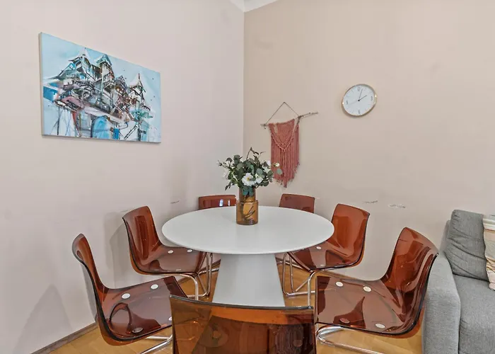 Spacious 2 Bedroom I 2 Minutes To Metro And Train Station *