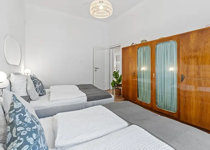 Spacious 2 Bedroom I 2 Minutes To Metro And Train Station Apartment