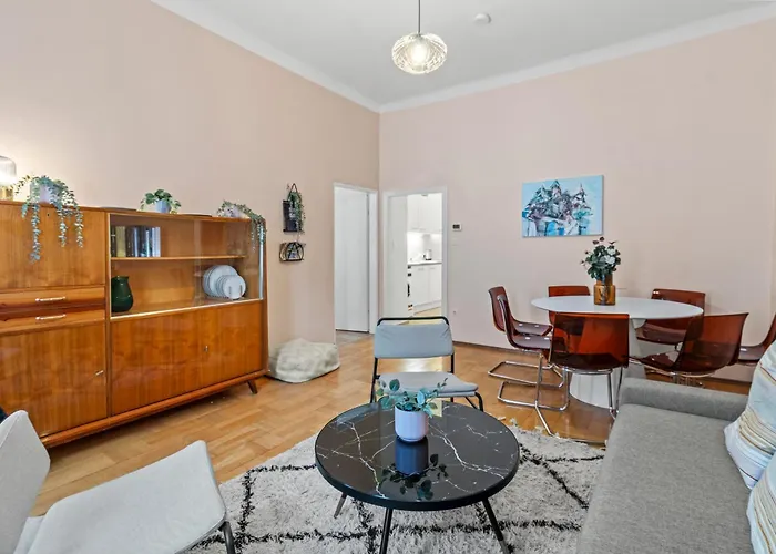 Apartment Spacious 2 Bedroom I 2 Minutes To Metro And Train Station