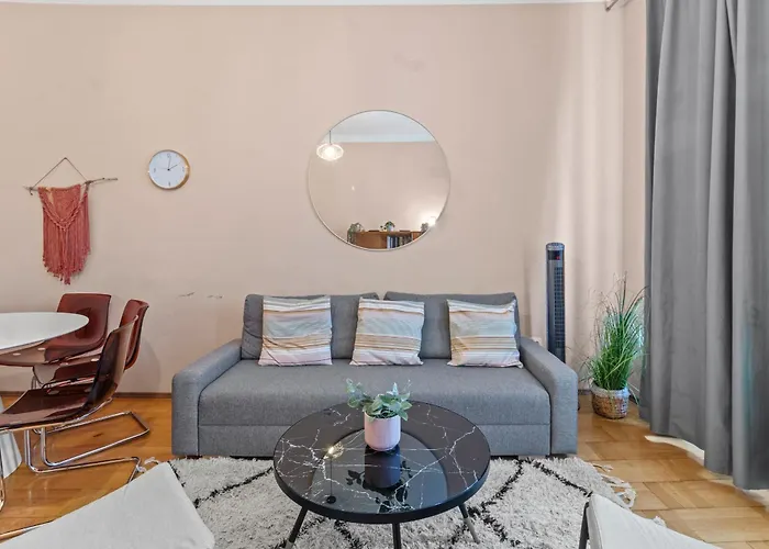 Spacious 2 Bedroom I 2 Minutes To Metro And Train Station Apartment *